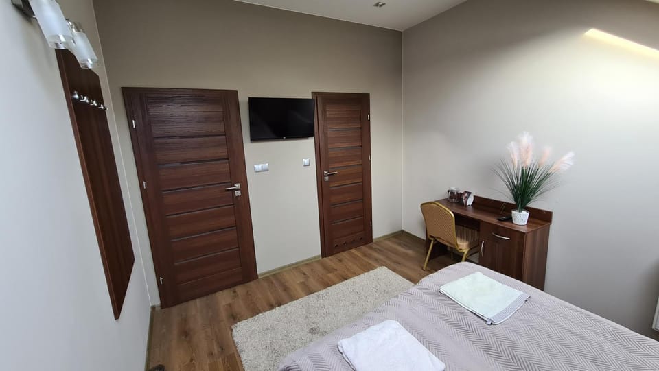 Bed, TV and multimedia, Photo of the whole room, Bedroom, towels