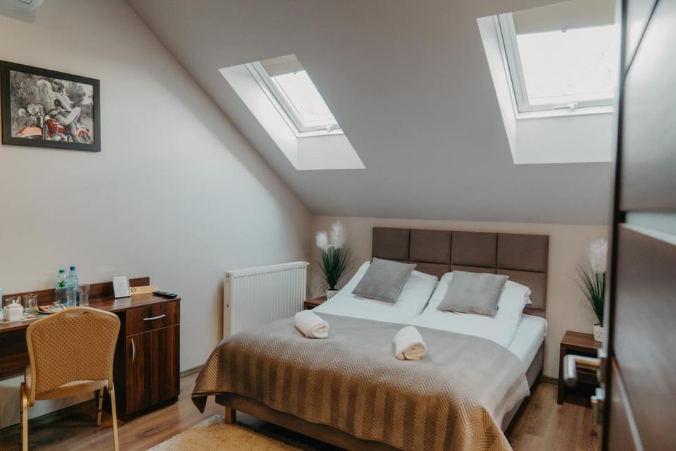 Bed, Photo of the whole room, cot, towels, air conditioner, air conditioner