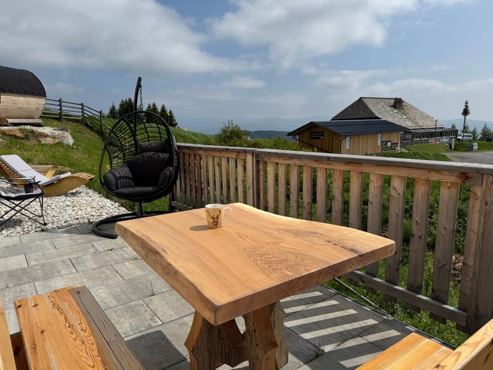 View (from property/room), Balcony/Terrace, Dining area