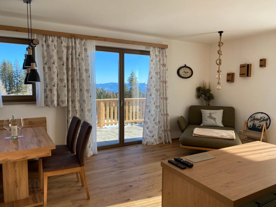 Natural landscape, Balcony/Terrace, Living room, Seating area, Dining area, Mountain view