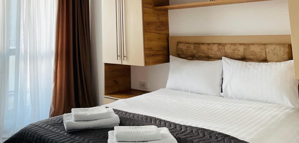 Bed, Photo of the whole room, Bedroom, towels