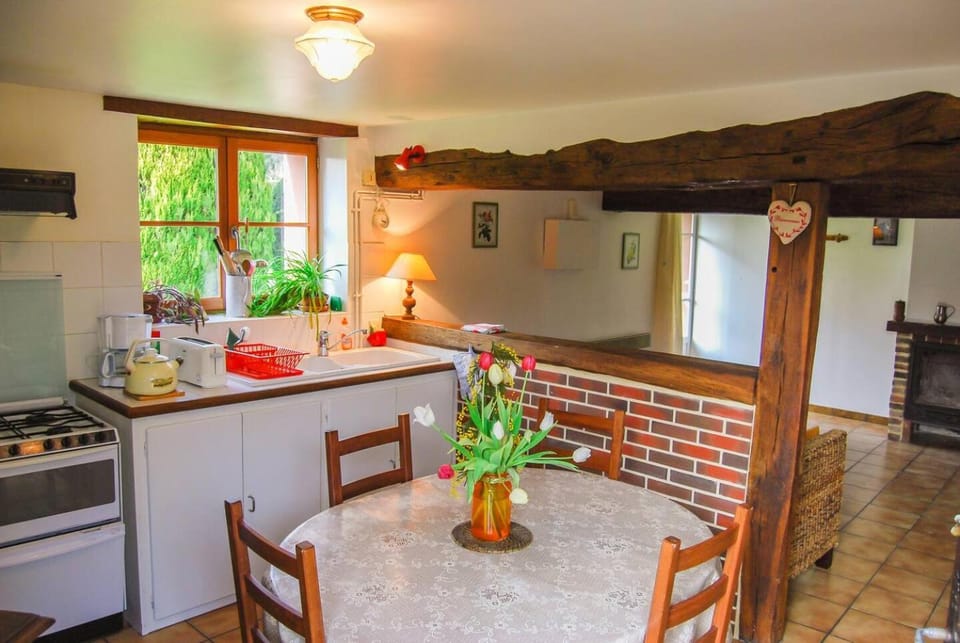 Kitchen or kitchenette, Dining area, minibar, pet friendly, stove