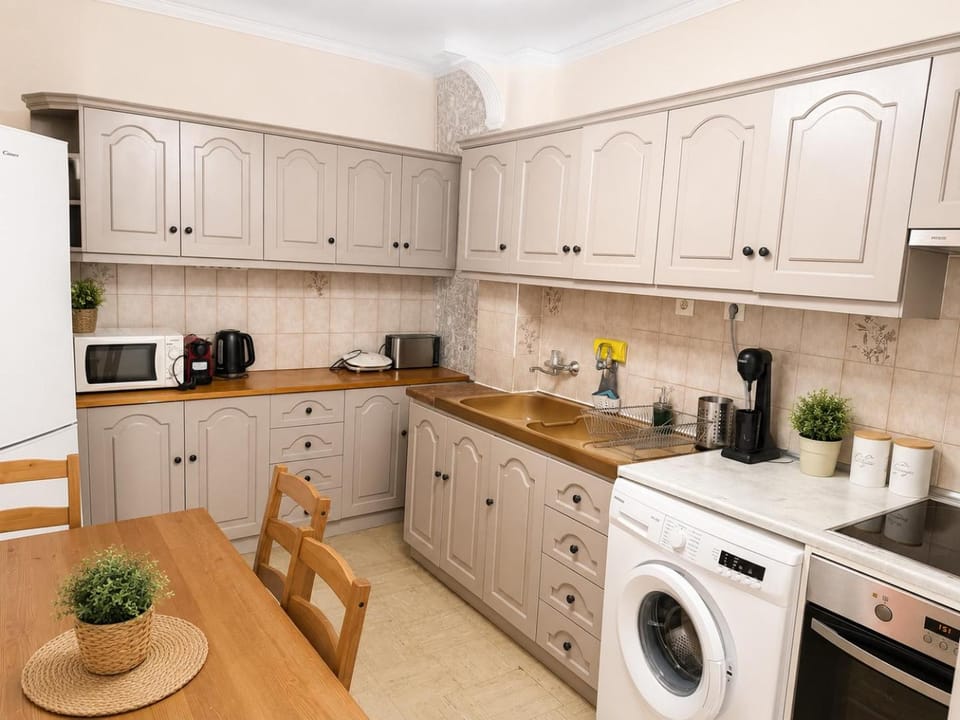 Coffee/tea facilities, Kitchen or kitchenette, Dining area, oven, stove, toaster, washing machine