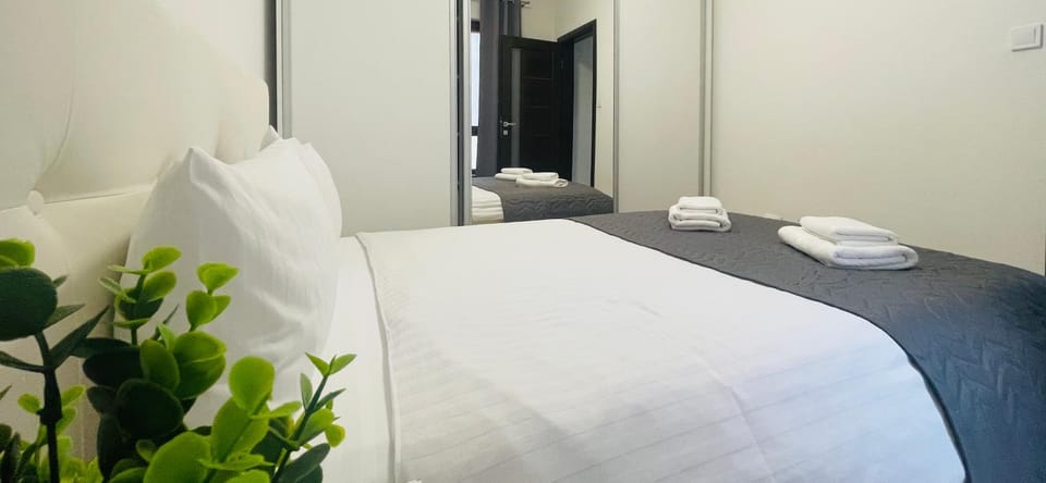 Bed, Photo of the whole room, Bedroom, towels