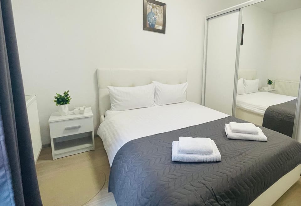 Bed, Photo of the whole room, Bedroom, towels
