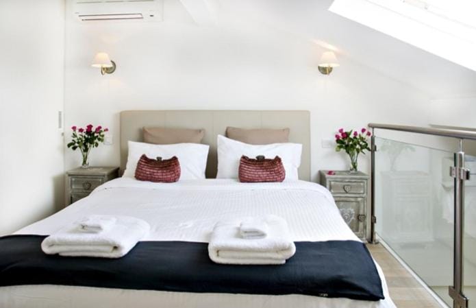 Photo of the whole room, Bedroom