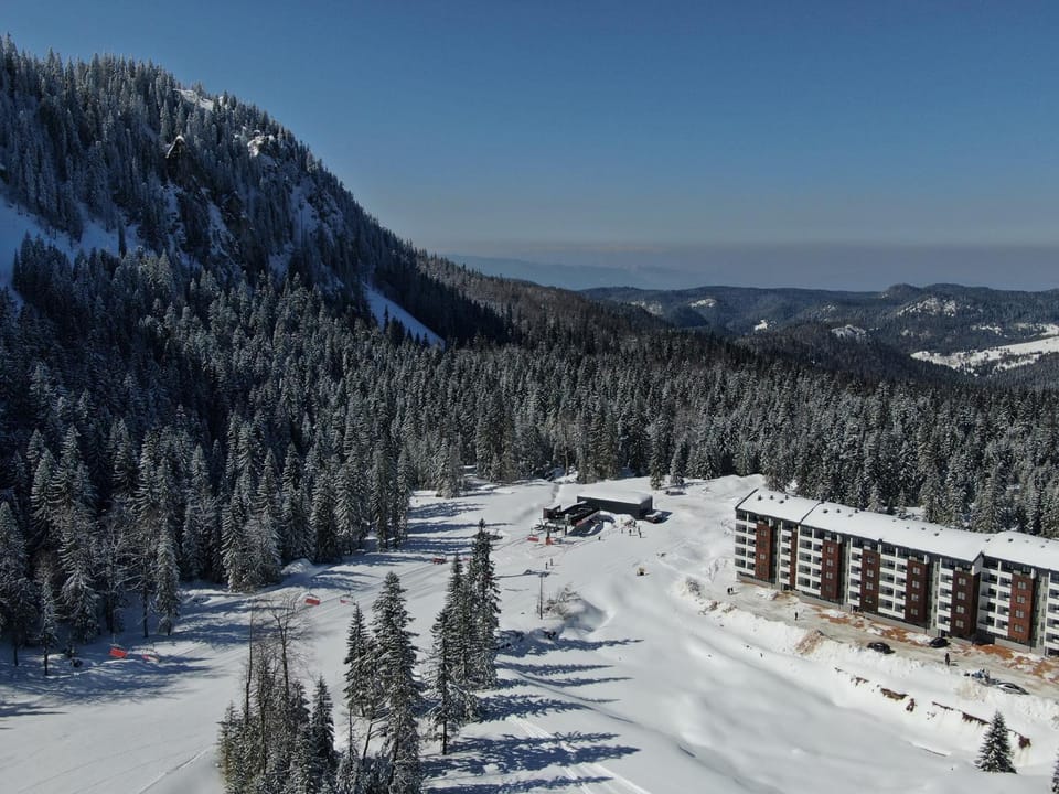 Nearby landmark, Natural landscape, Skiing, Parking