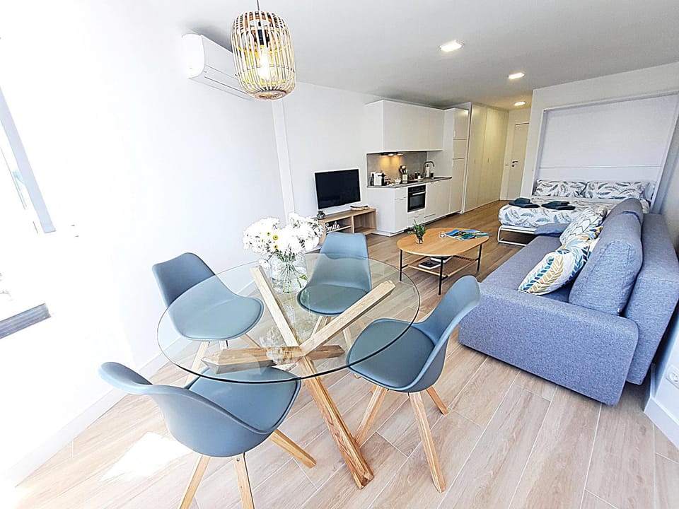 Bed, TV and multimedia, Seating area, kitchen