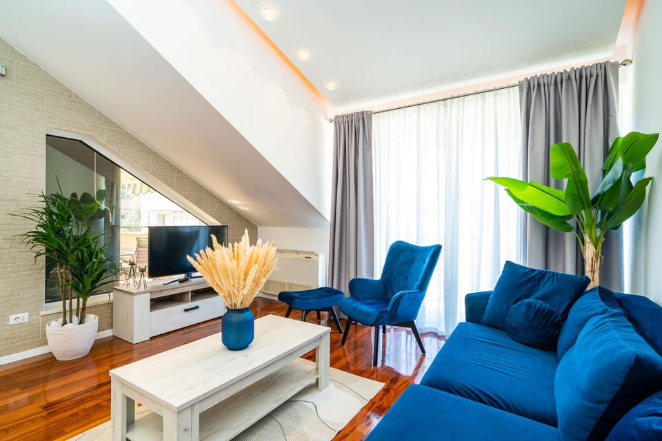 Spring, Summer, TV and multimedia, Living room, Seating area