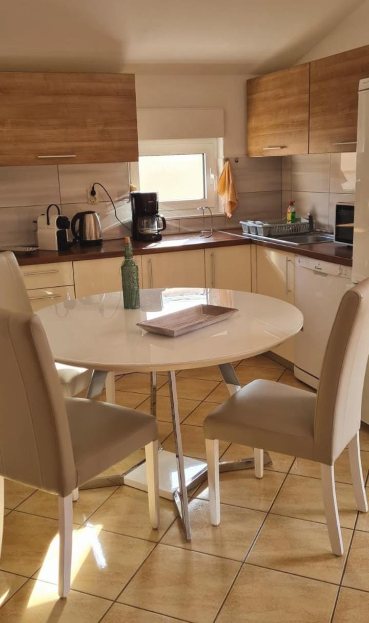 Coffee/tea facilities, Kitchen or kitchenette, Living room, Seating area, Dining area, minibar, pet friendly, stove, toaster