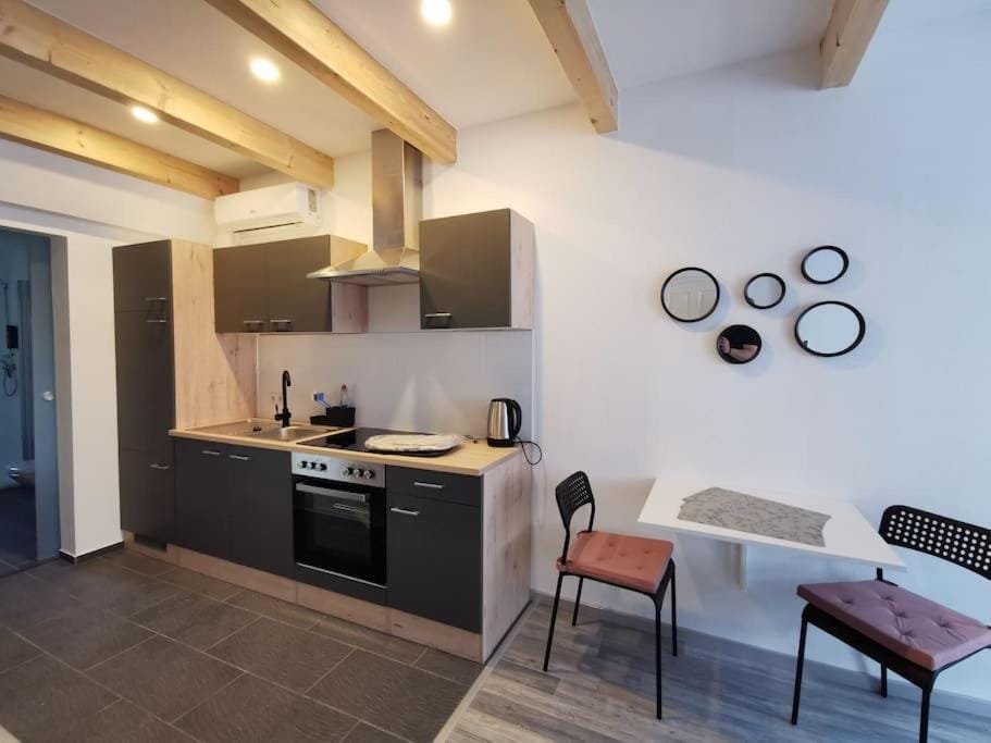 Kitchen or kitchenette, Dining area, minibar, pet friendly, stove, toaster
