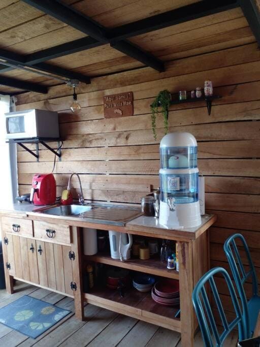 Kitchen or kitchenette, minibar