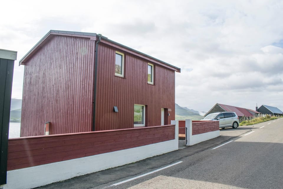 The Cozy red house with Amazing sea view House in Europe