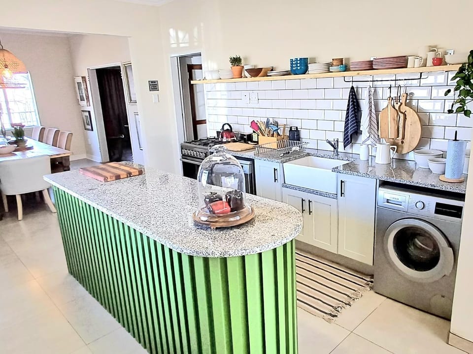 Coffee/tea facilities, Kitchen or kitchenette, dishwasher, oven, toaster, washing machine
