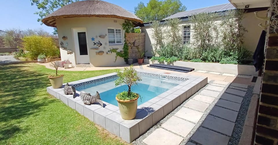 Patio, Swimming pool, sunbed