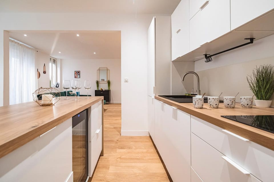 Kitchen or kitchenette, dishwasher, stove