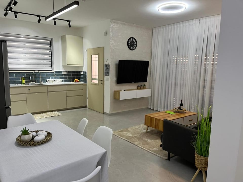 TV and multimedia, Kitchen or kitchenette, Living room, Seating area, Dining area