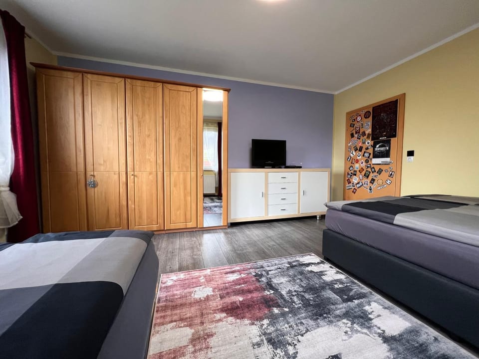 Bed, TV and multimedia, Bedroom, wardrobe
