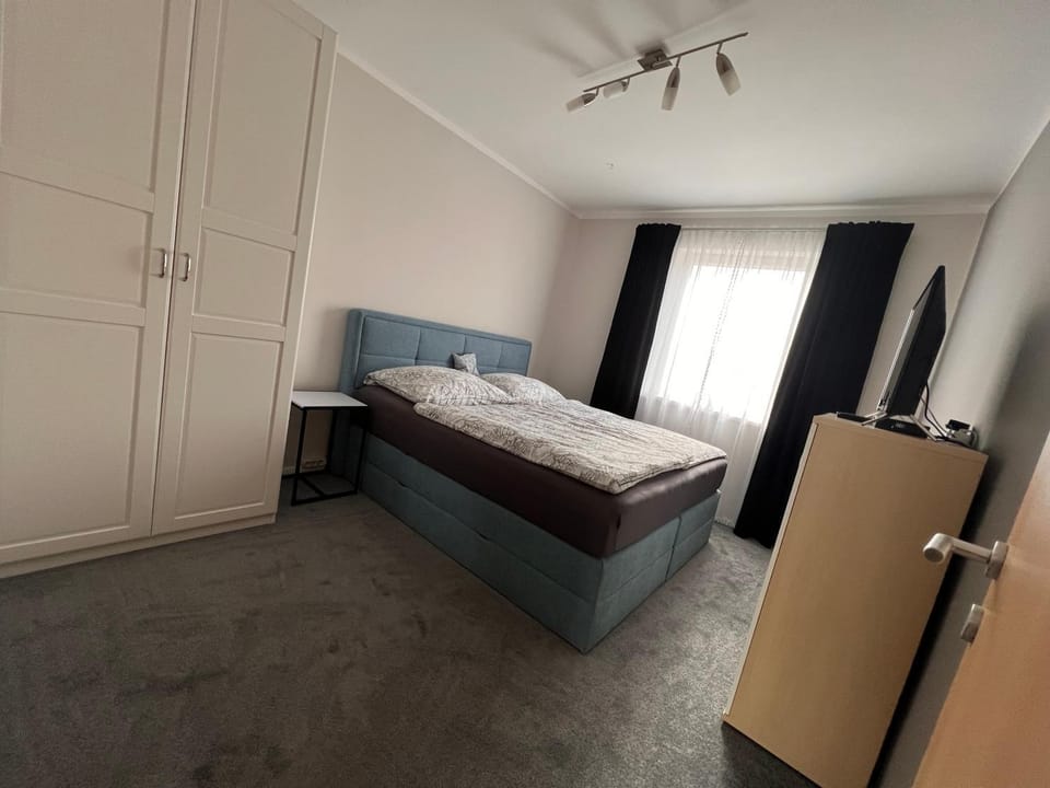 Bed, TV and multimedia, Bedroom, wardrobe