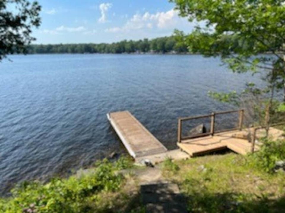 Marmora Hideaway – Cozy Waterfront Retreat House in Ontario