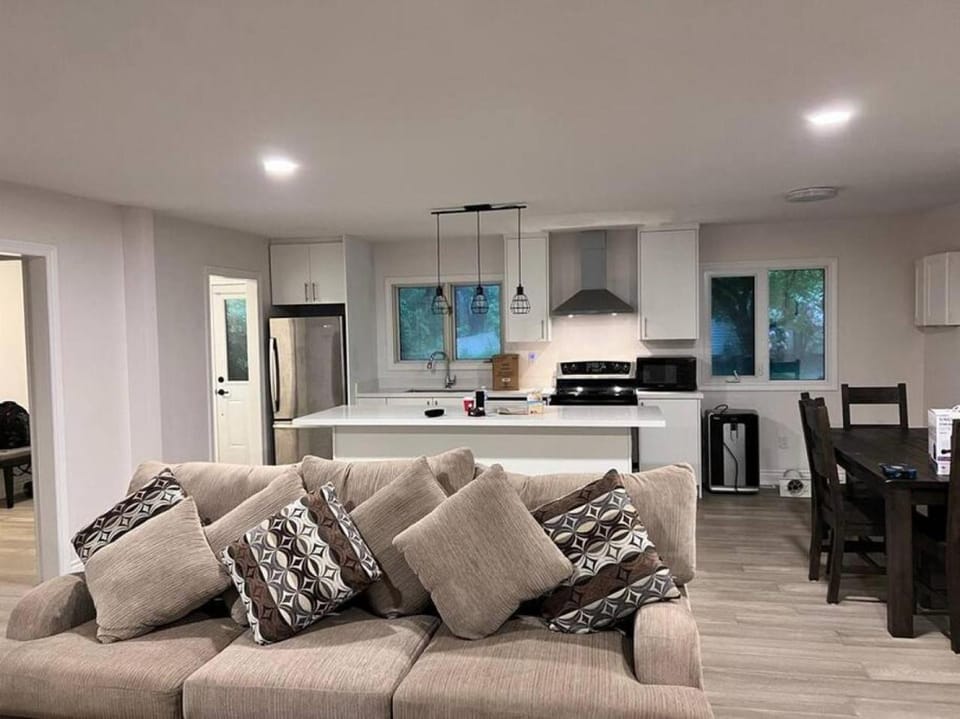 Marmora Hideaway – Cozy Waterfront Retreat House in Ontario
