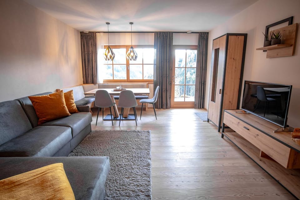 Communal lounge/ TV room, TV and multimedia, Living room, Dining area