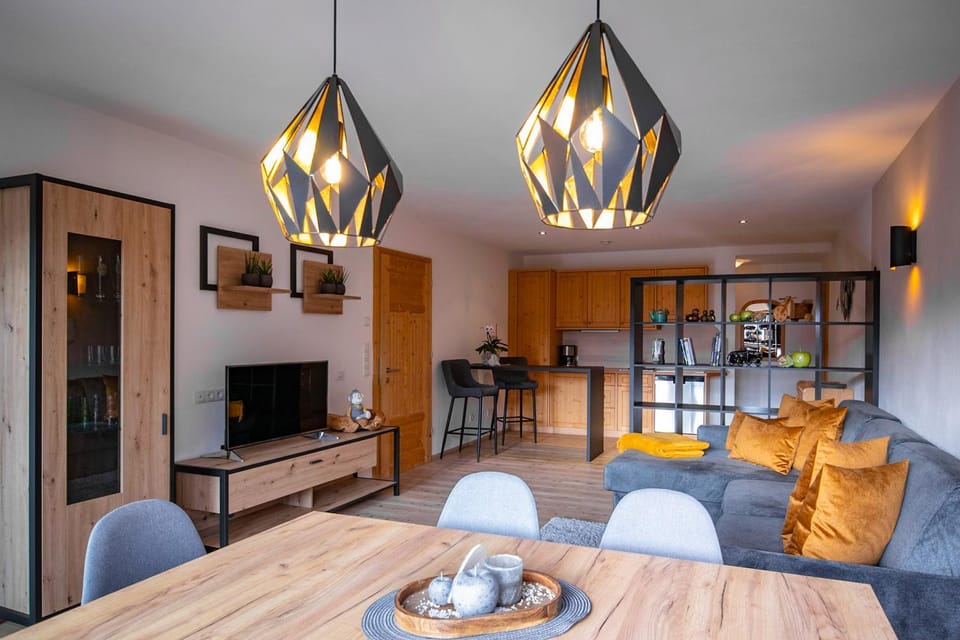Communal lounge/ TV room, TV and multimedia, Living room, Seating area, Dining area, Evening entertainment