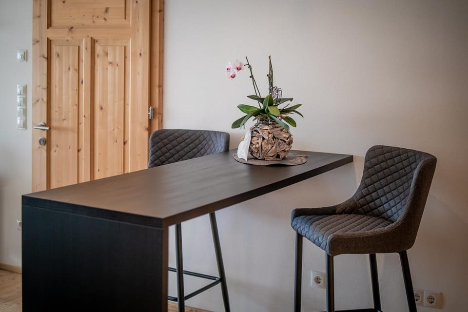 Living room, Seating area, Dining area, hair dresser