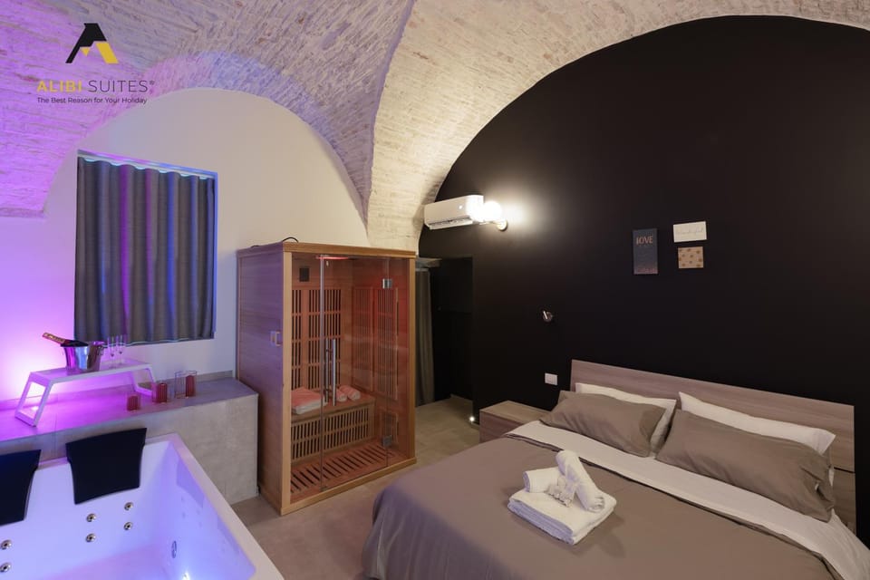 Bed, Hot Tub, Spa and wellness centre/facilities, Photo of the whole room, Bedroom, towels, air conditioner