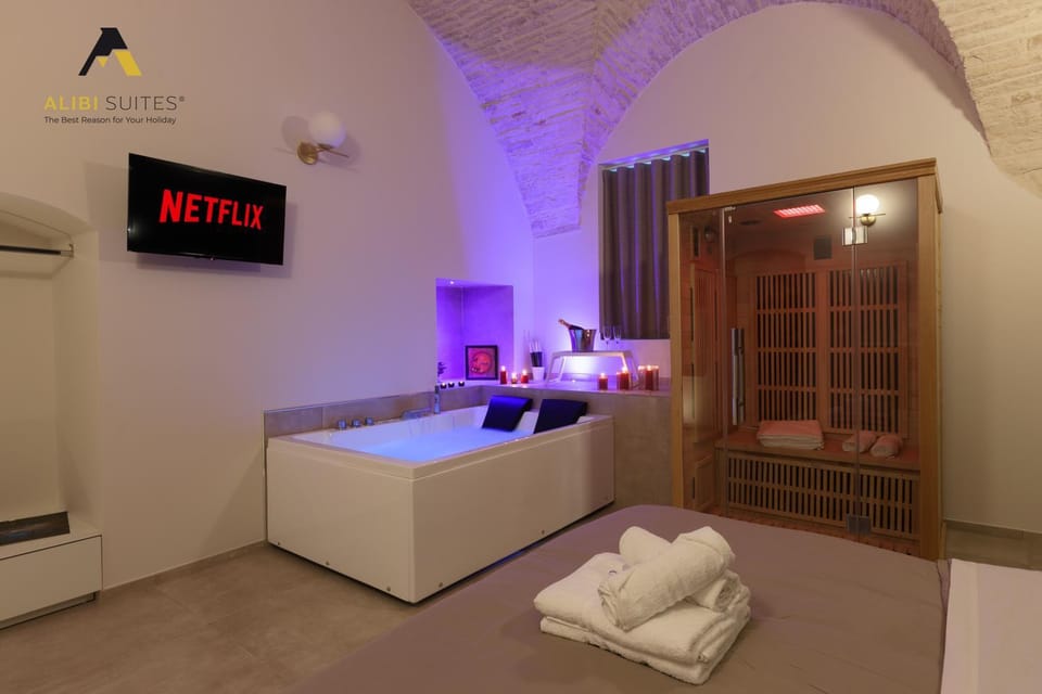 Bed, Hot Tub, TV and multimedia, Photo of the whole room, Bedroom, Bath, towels