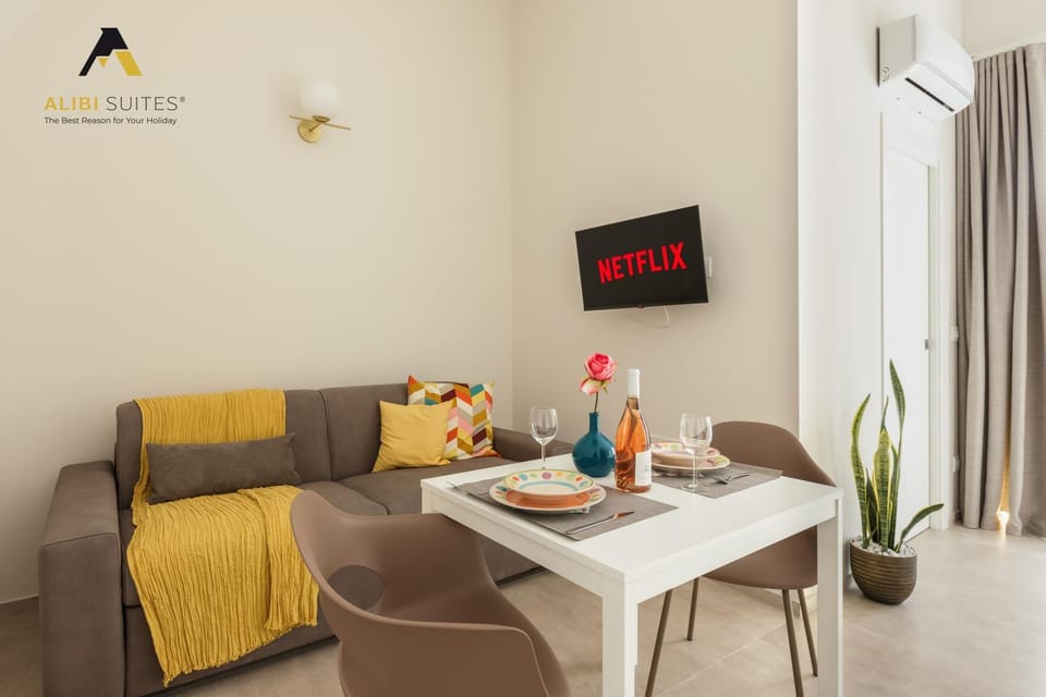 Communal lounge/ TV room, TV and multimedia, Living room, Food and drinks, Seating area, Dining area, Evening entertainment, Food, Drinks