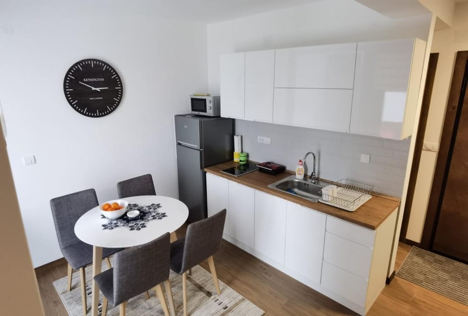 Coffee/tea facilities, Kitchen or kitchenette, Dining area, minibar, stove