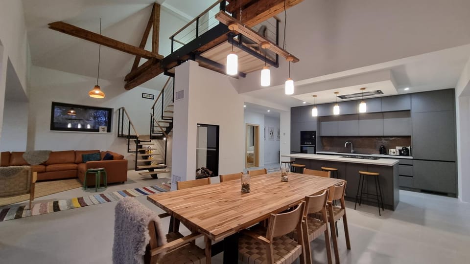 Kitchen or kitchenette, Dining area, minibar, pet friendly