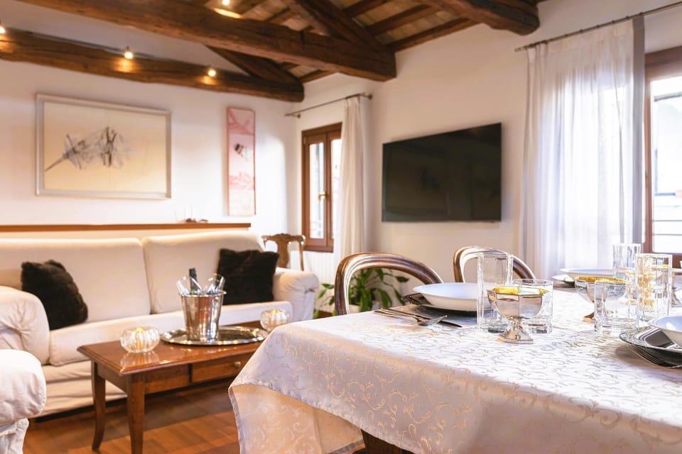 TV and multimedia, Living room, Seating area, Dining area