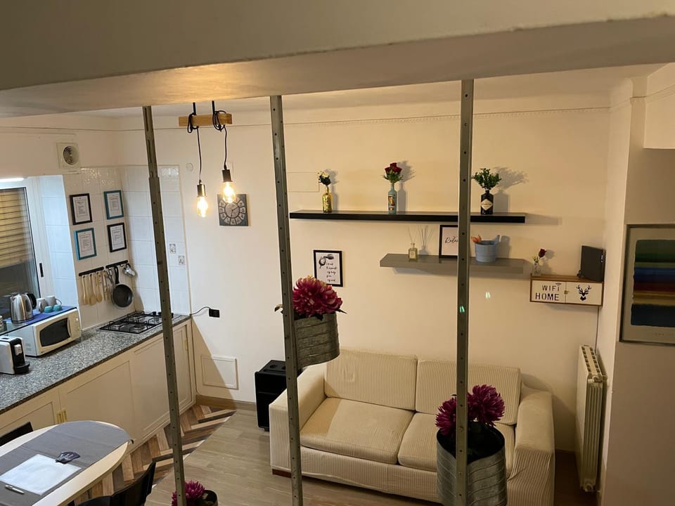Kitchen or kitchenette, Living room, Seating area, Dining area