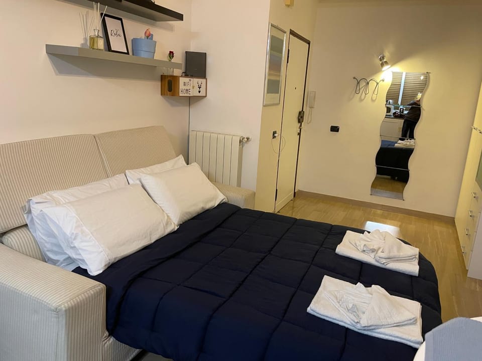 Bed, Living room, internet, towels