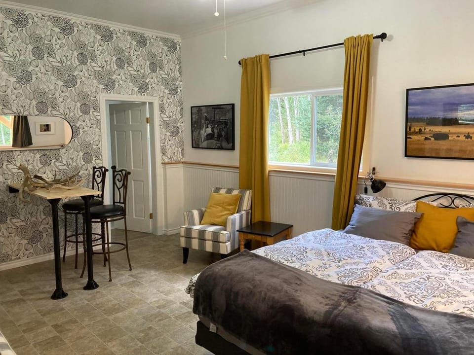 Bed, Living room, Photo of the whole room, Seating area, Dining area, Bedroom