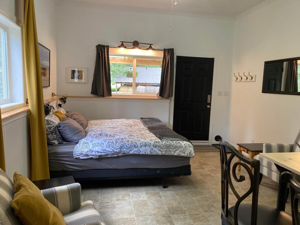 Bed, Living room, Photo of the whole room