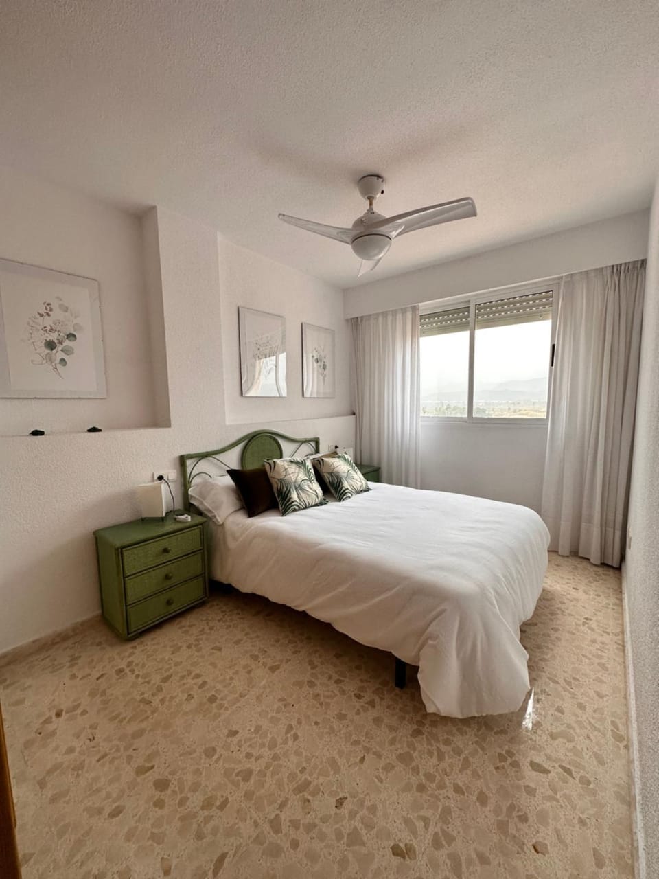 Bed, Photo of the whole room, Bedroom, fireplace