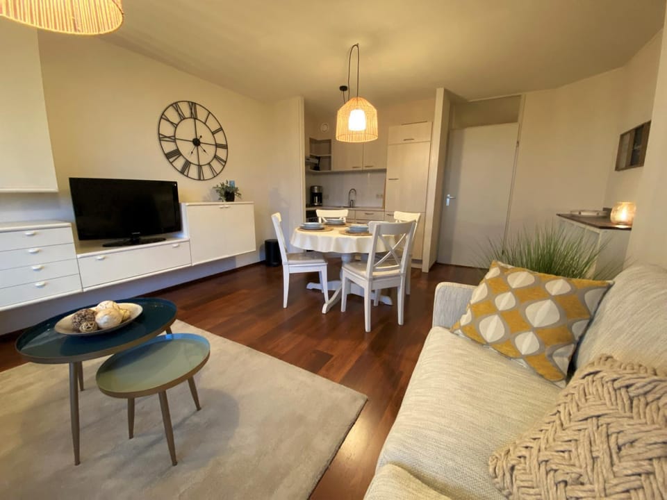 TV and multimedia, Kitchen or kitchenette, Seating area, Dining area