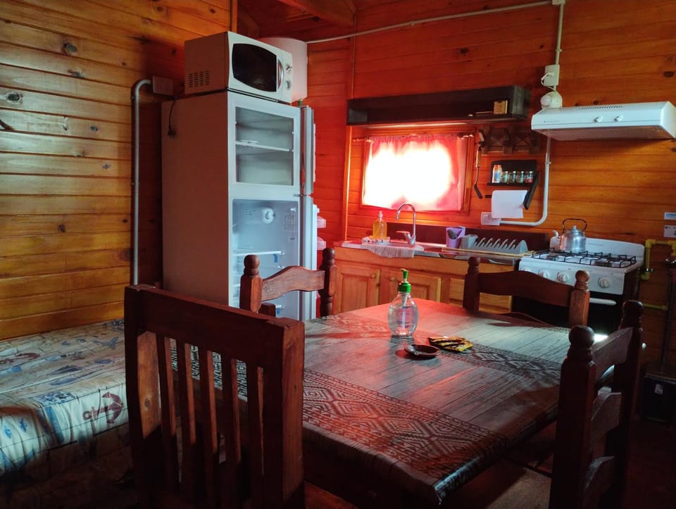 Kitchen or kitchenette, Dining area, minibar, air conditioner