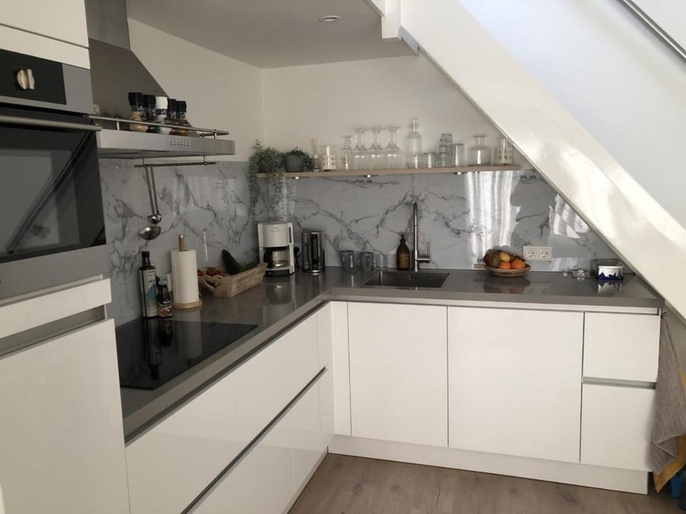 Coffee/tea facilities, Kitchen or kitchenette, dishwasher, stove