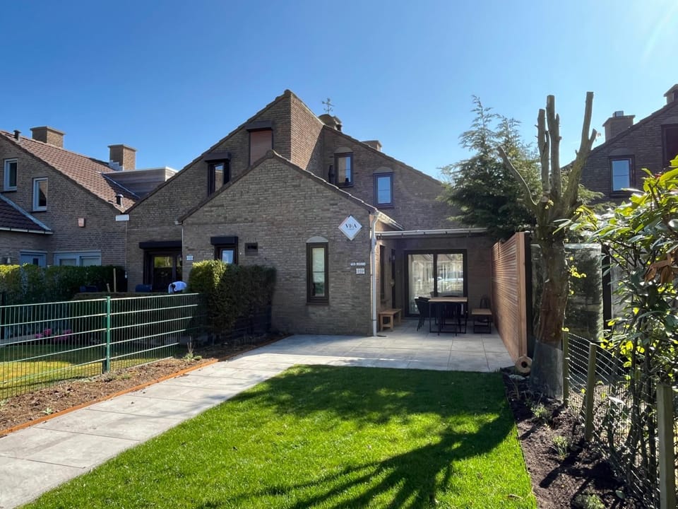 Property building, Neighbourhood, Garden