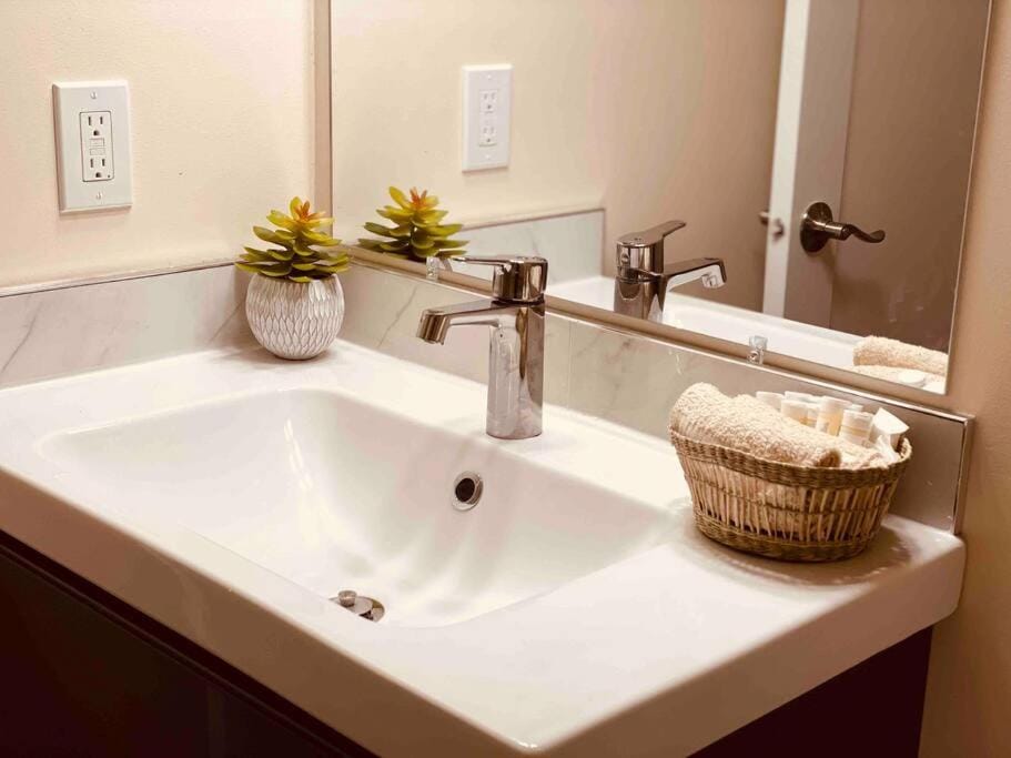 unit #301 Mountain view 2BR in Canmore Down town Apartment in Canmore