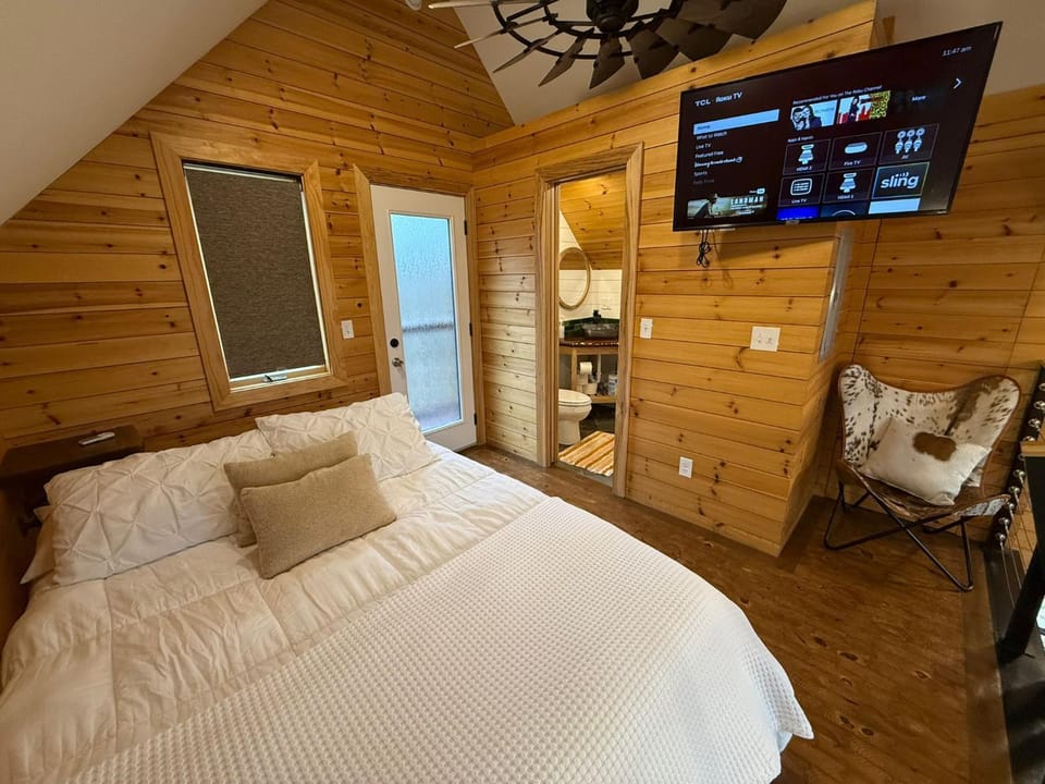 Bed, TV and multimedia, Bedroom