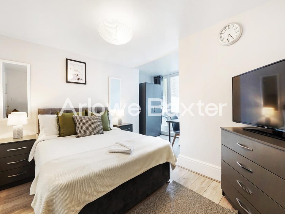 Bed, TV and multimedia, Photo of the whole room, Bedroom