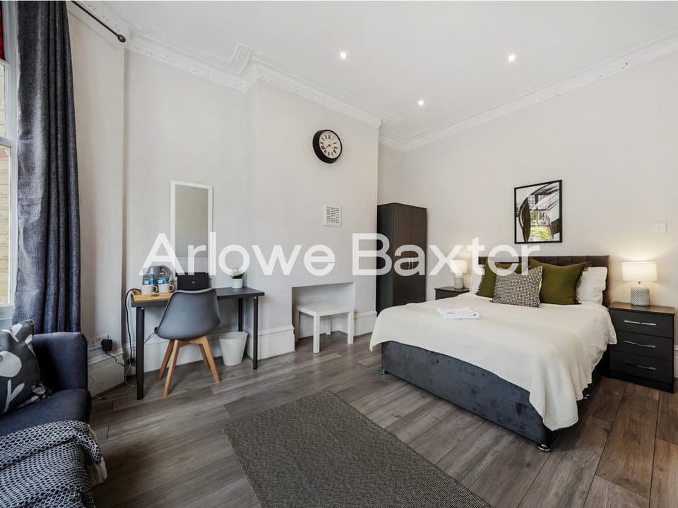 Bed, TV and multimedia, Photo of the whole room, Seating area, Bedroom, Text overlay