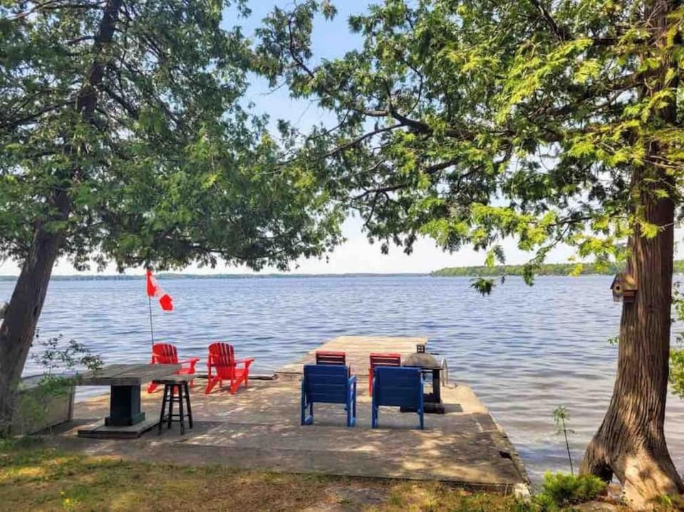 Rustic Pines Waterfront Cottage *CLEAR WATER* House in Kawartha Lakes