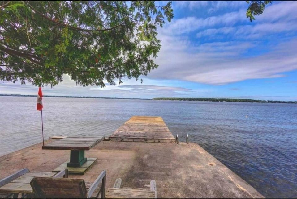 Rustic Pines Waterfront Cottage *CLEAR WATER* House in Kawartha Lakes