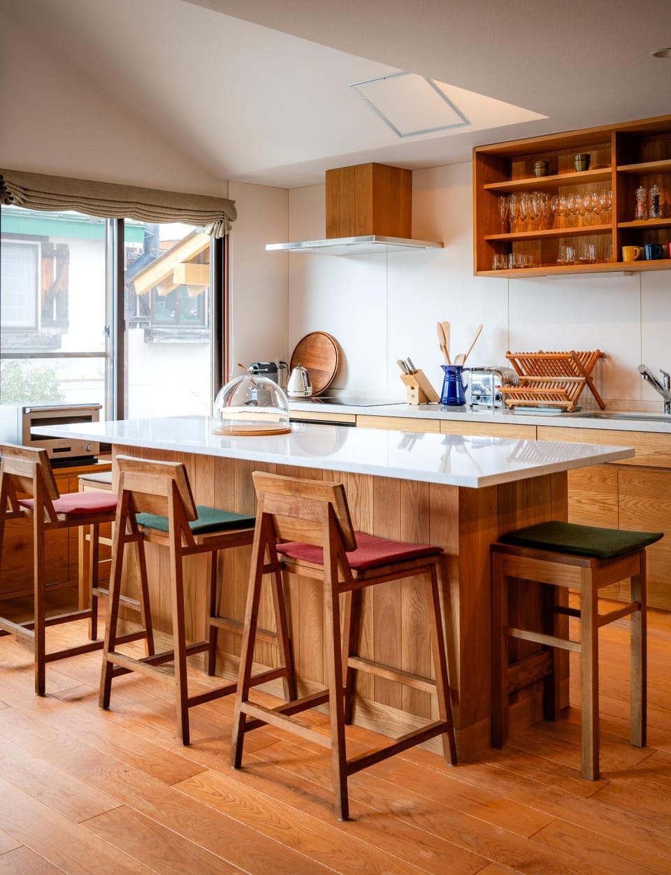 Coffee/tea facilities, Dining area, microwave, oven, toaster, kitchen